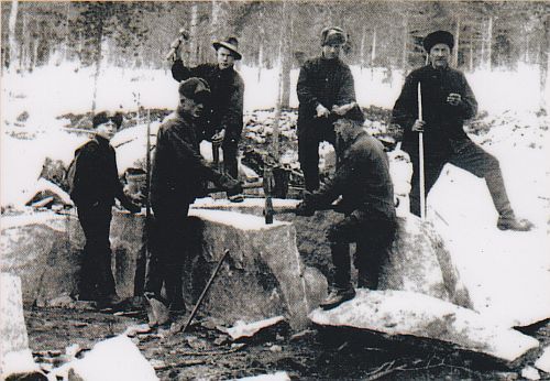 Kosken kohinaa -teoksen takakannen kuva esittää kivimiehiä työssään