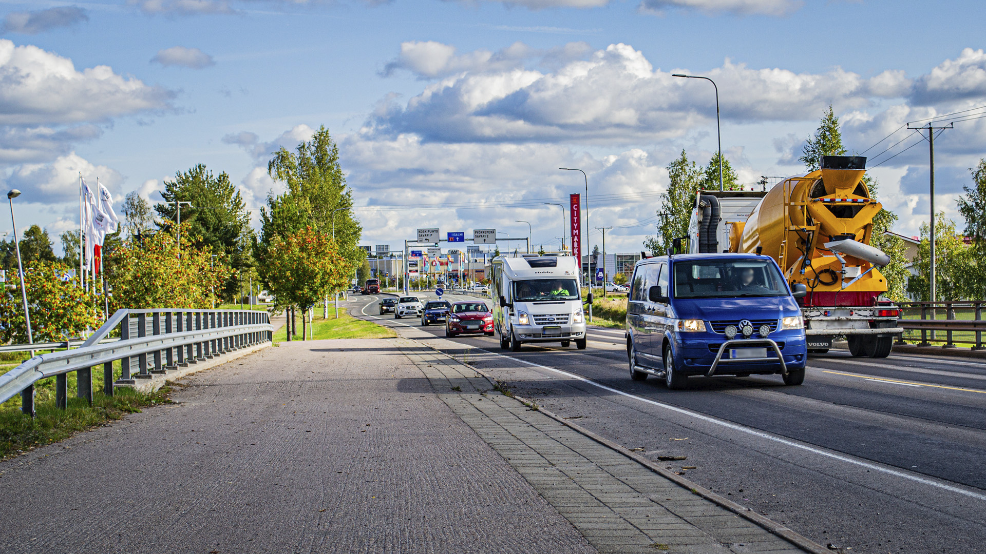 Liikennettä ylikulkusillalta