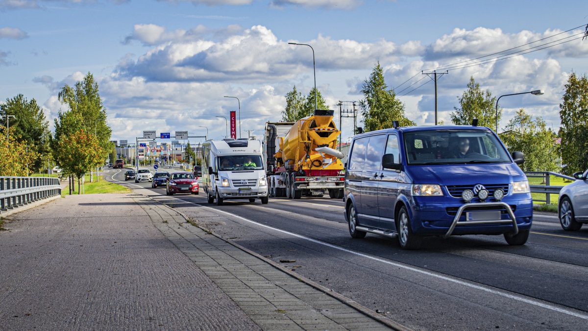 Liikennettä ylikulkusillalla