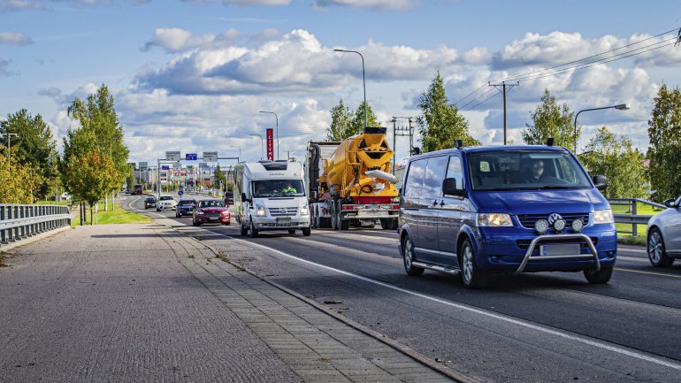 Liikennettä ylikulkusillalla
