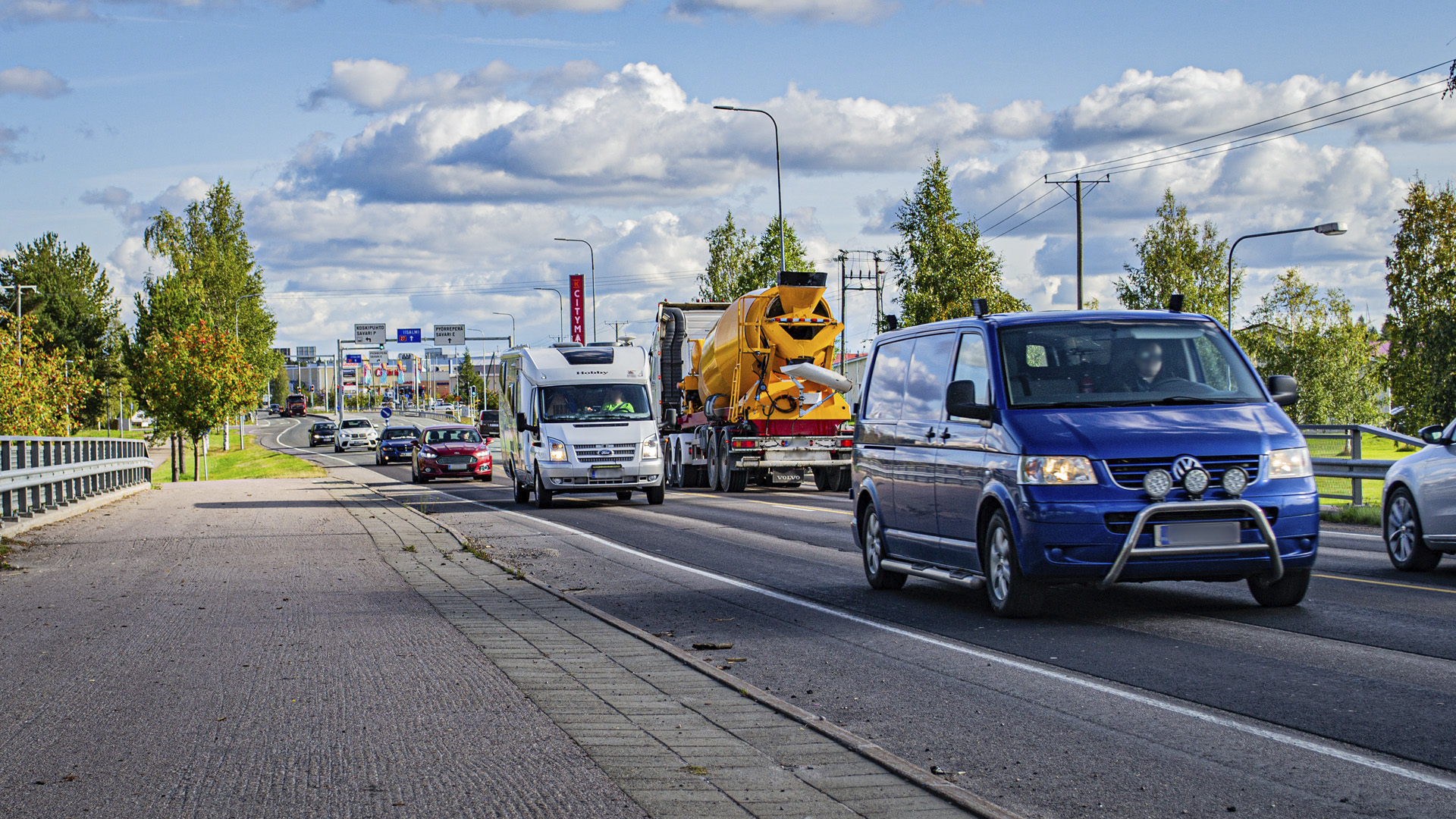 Liikennettä ylikulkusillalla