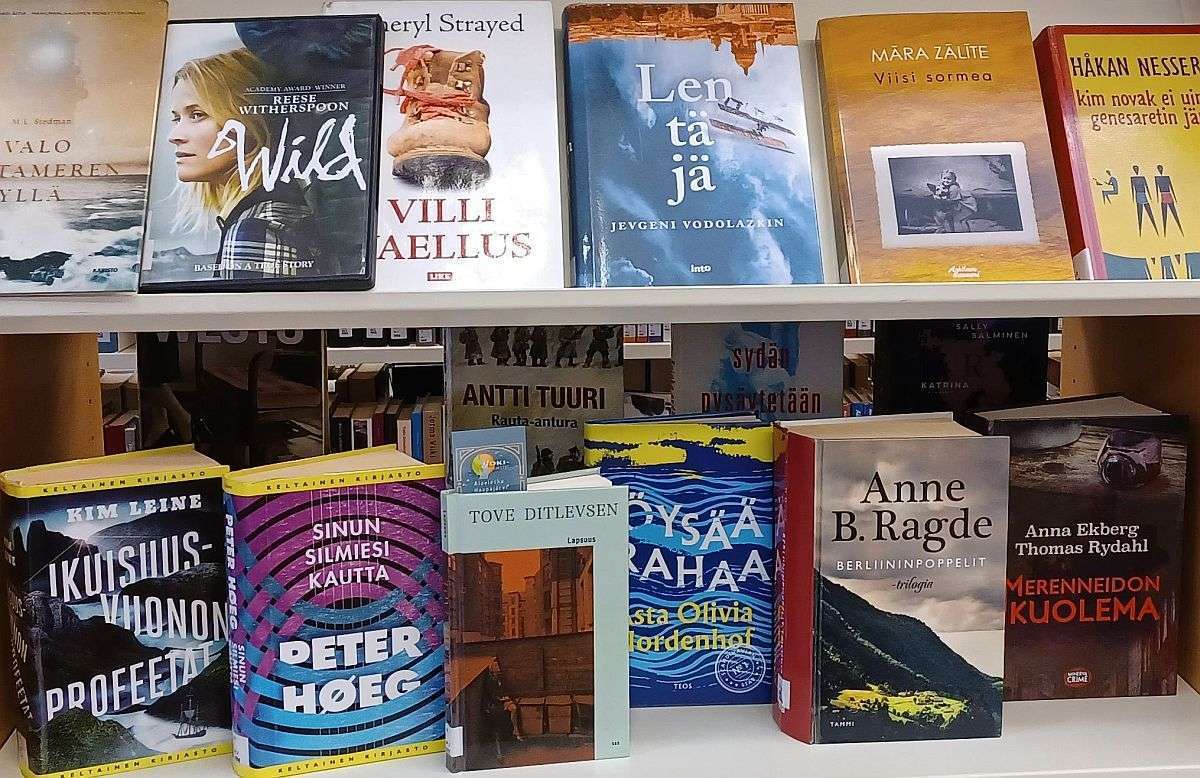 Kirjallisuuspiirissä luettuja teoksia esillä.