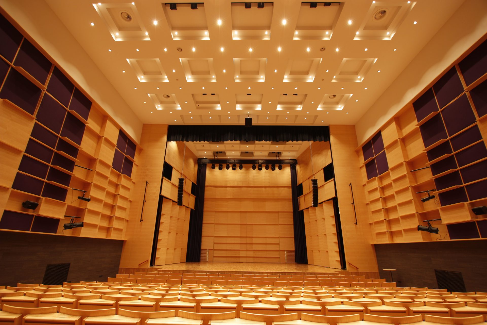 Akustiikan pääsali odottamassa esiintyjiä ja yleisöä.