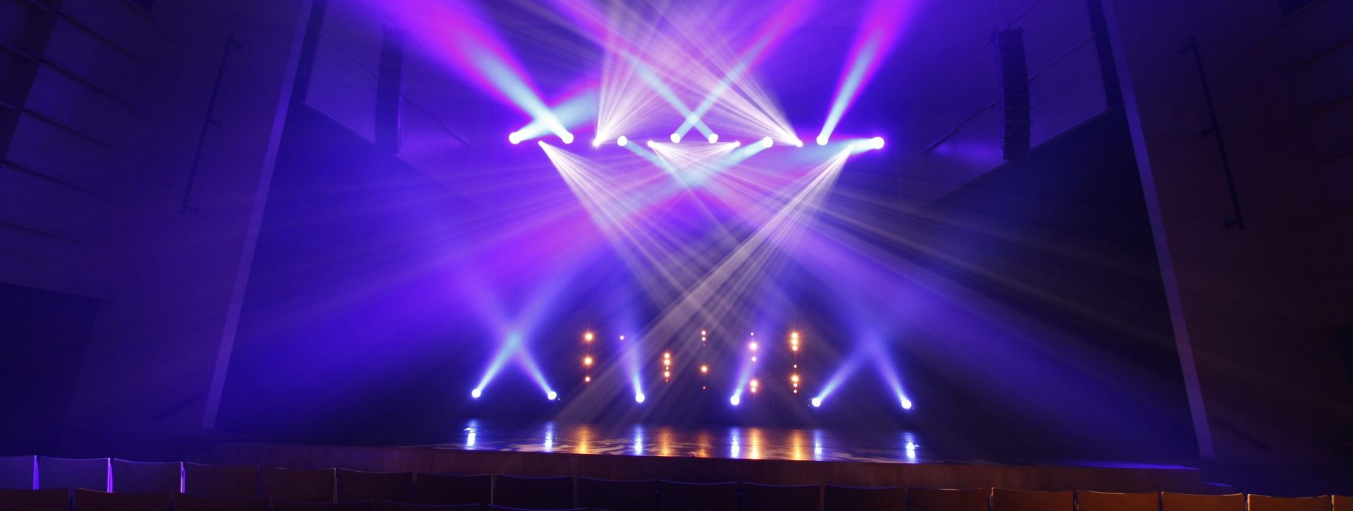 Akustiikan Pääsali erikoisvalaistuna.