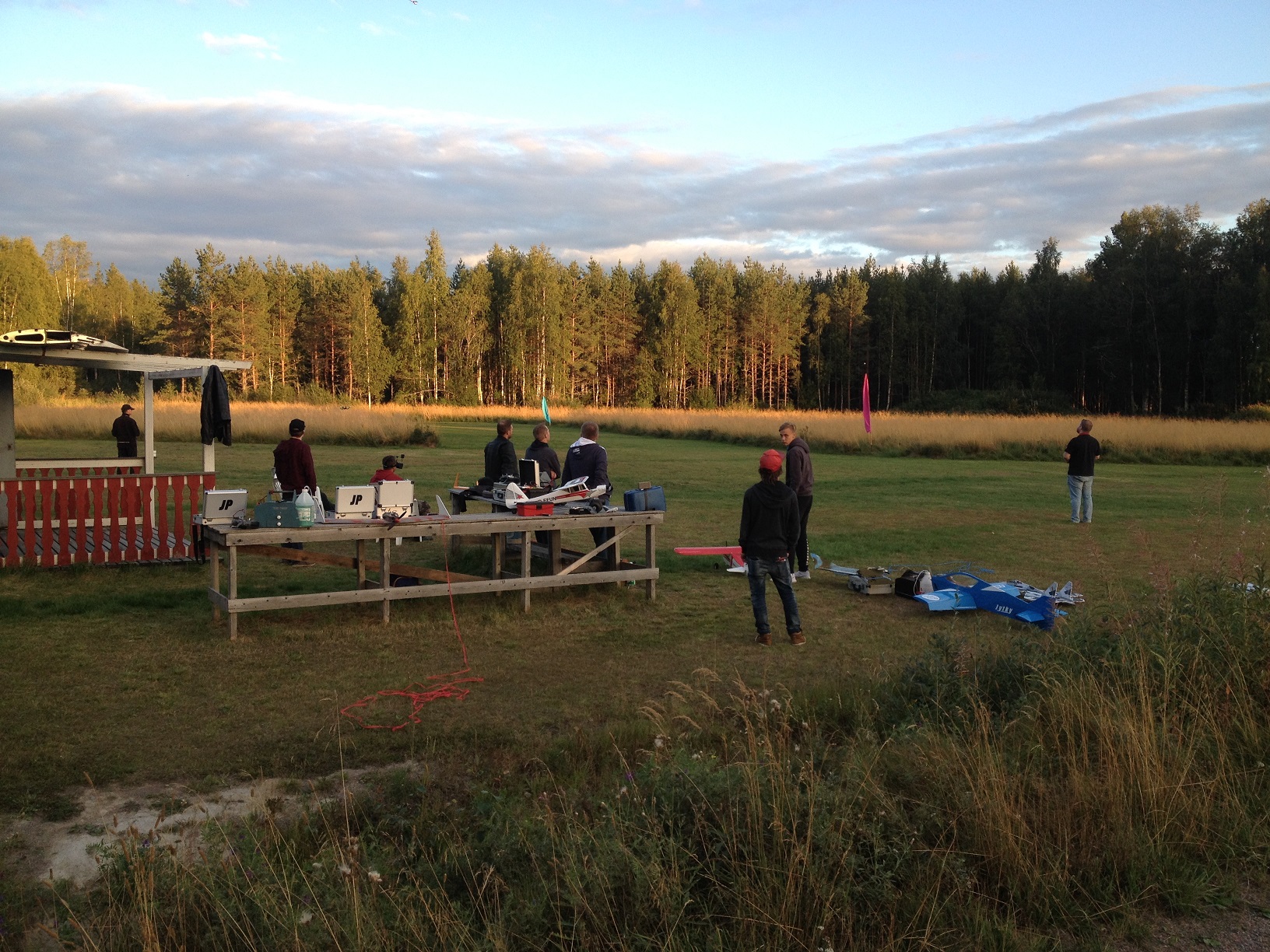 lennokkiharrastajat kentällä