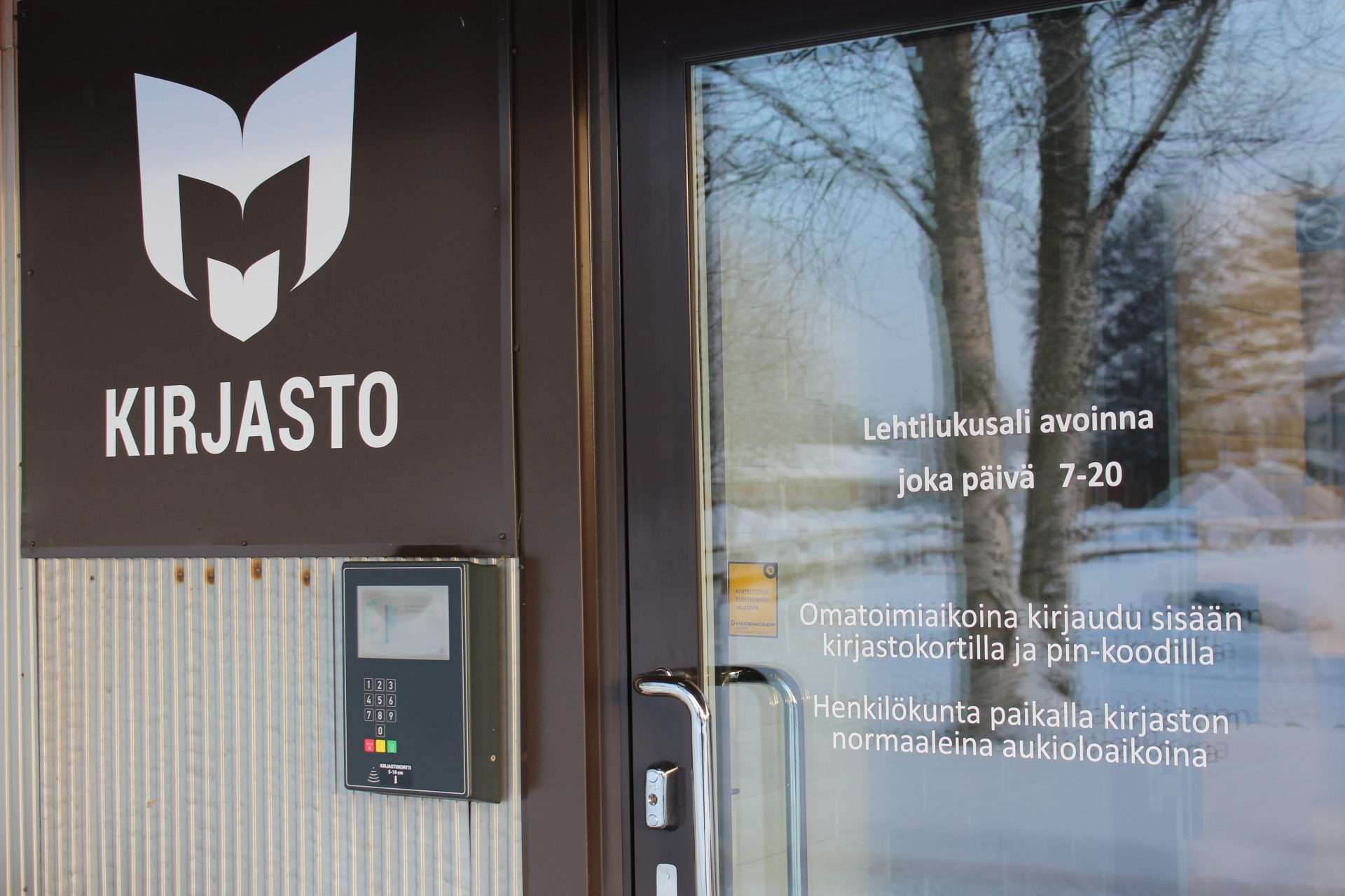 omatoimilehtisalin ulko-ovi