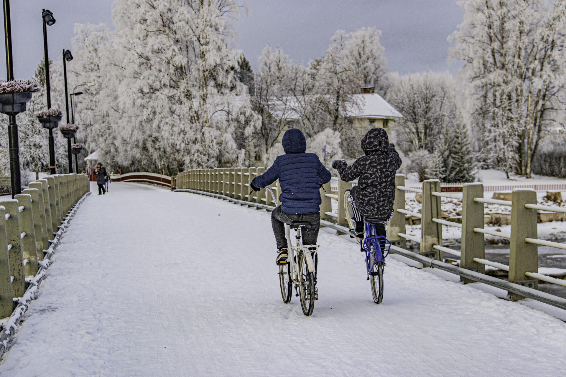Talvinen maisema, pojat pyöräilee Savisillalla.