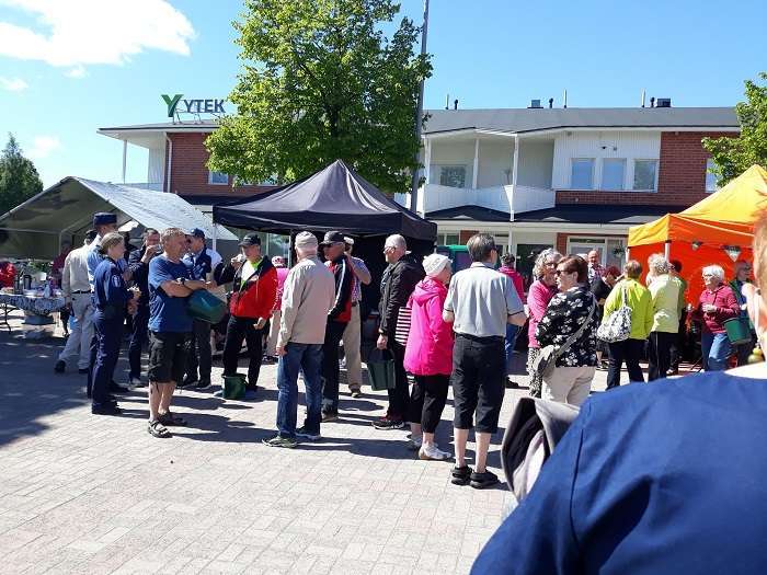 Tervetuloa viettämään iloista kesäpäivää Ylivieskan kauppatorille!  Perinteisessä senioreiden keskiviikkotoritapahtumassa on teemana yhteisöllisyys