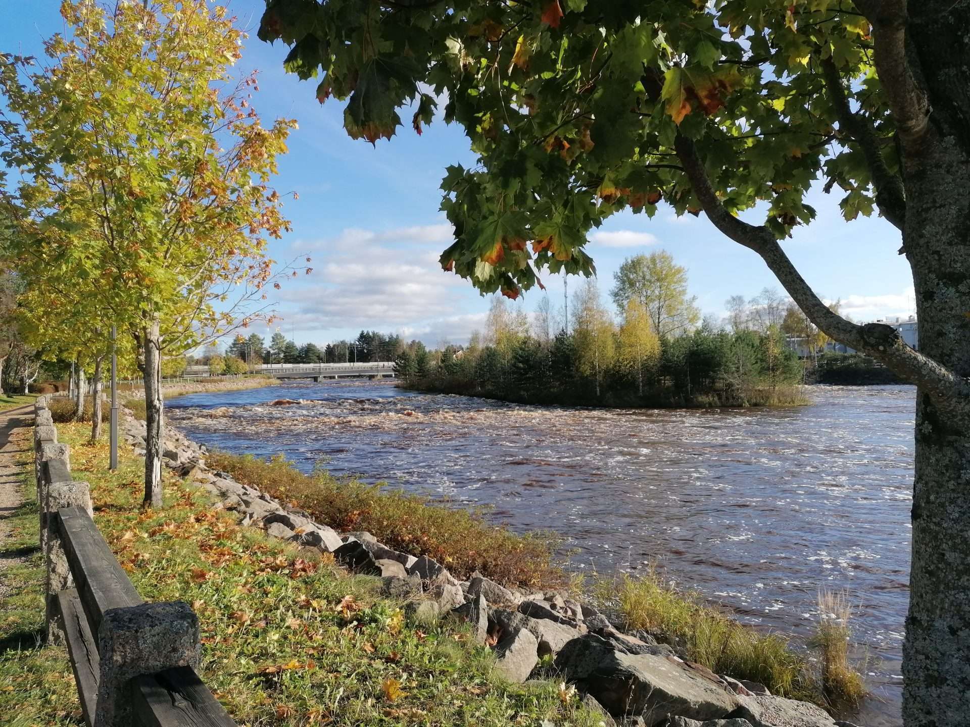 Maisemakuva Ylivieskan keskustasta, kuvassa Kalajoki virtaa ruskamaiseman reunustamana.
