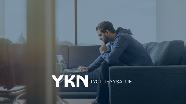 mies istuu sohvalla ja käyttää kannettavaa tietokonetta, joka sohvapöydällä.