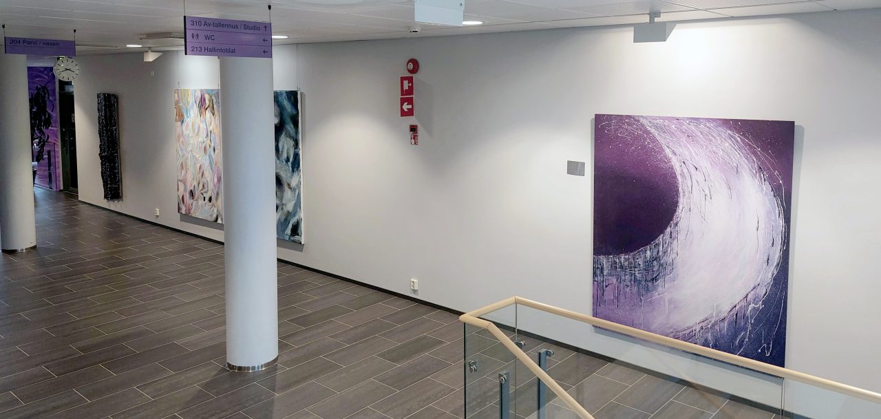 Akustiikan 2. kerroksen taidenäyttelyseinä