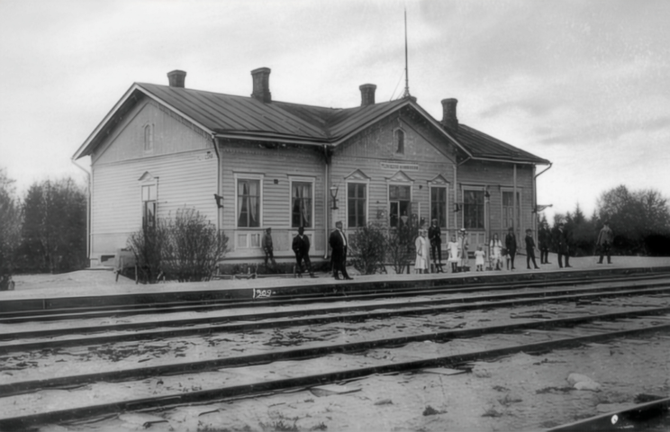 Ylivieskan rautatieaseman julkisivu kesällä 1909