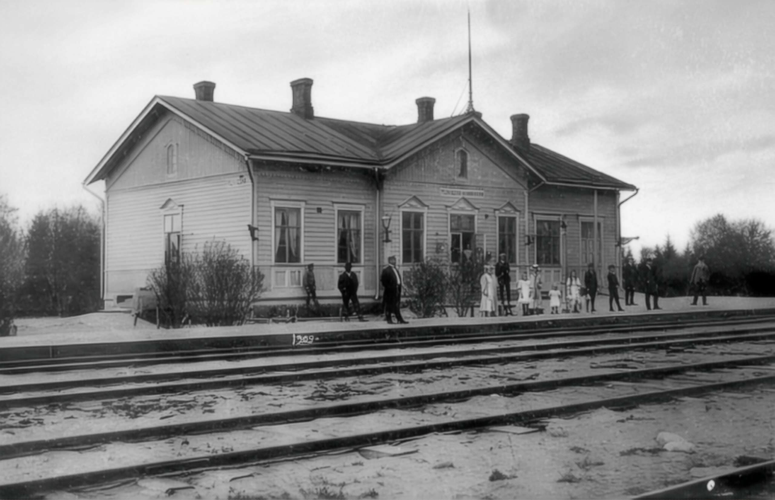 Ylivieskan rautatieaseman julkisivu kesällä 1909