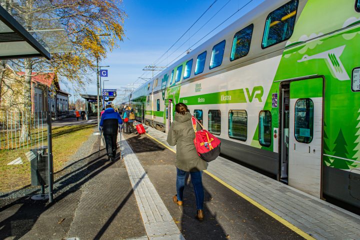 Junan saapuminen Ylivieskan rautatieasemalle syksyllä 2019