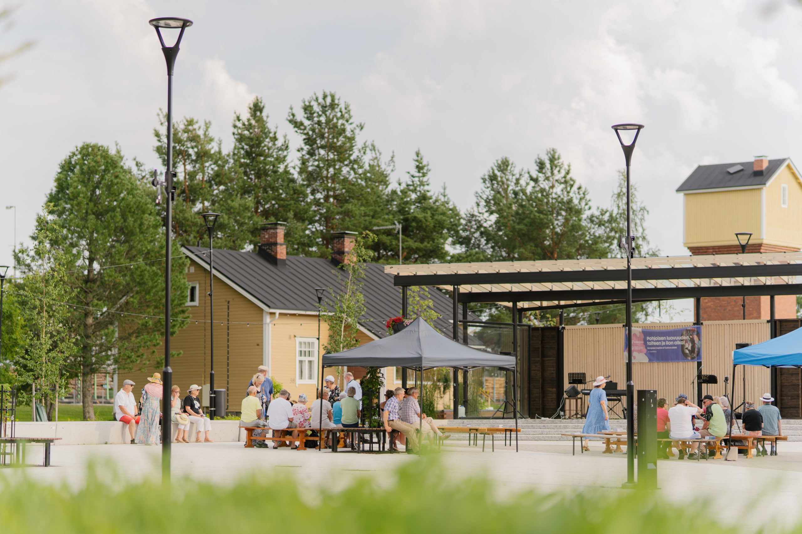 Toritapahtuman yleisöä kesällä 2025