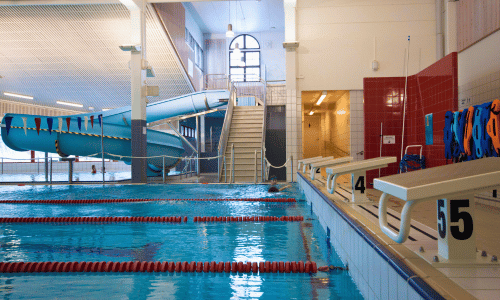Ylivieskan uimahallin ison altaan hyppytelineet ja vesiliukumäki