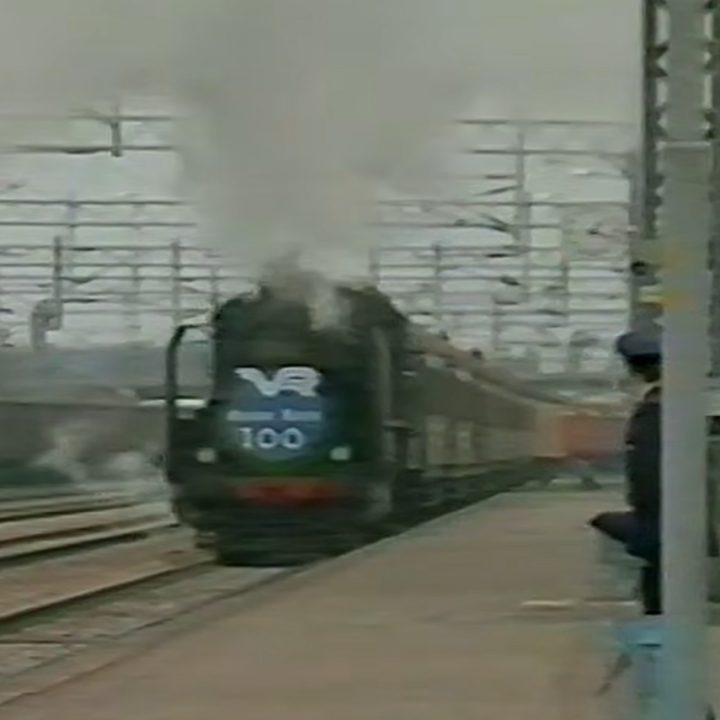 Veturi saapuu Ylivieskan rautatieasemalle Pohjanmaan radan 100-vuotisjuhlaan