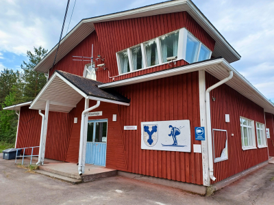 Huhmarin kisamajan kuva ulkoa päin