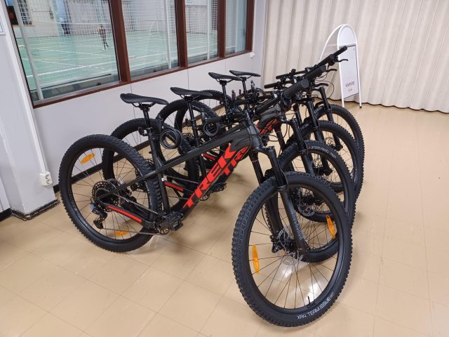 neljä kappaletta maastopyöriä