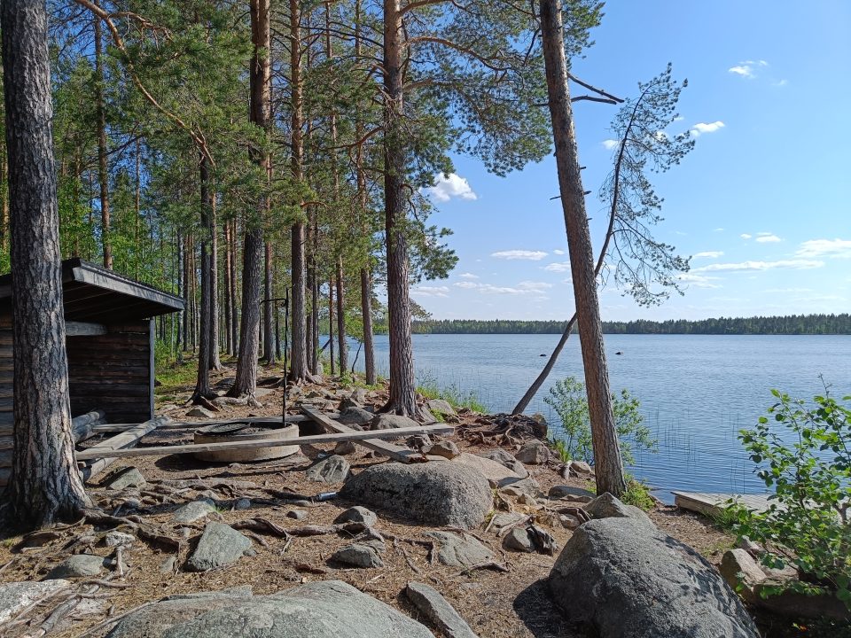 Kähtäväjärven laavu ja rantakivet