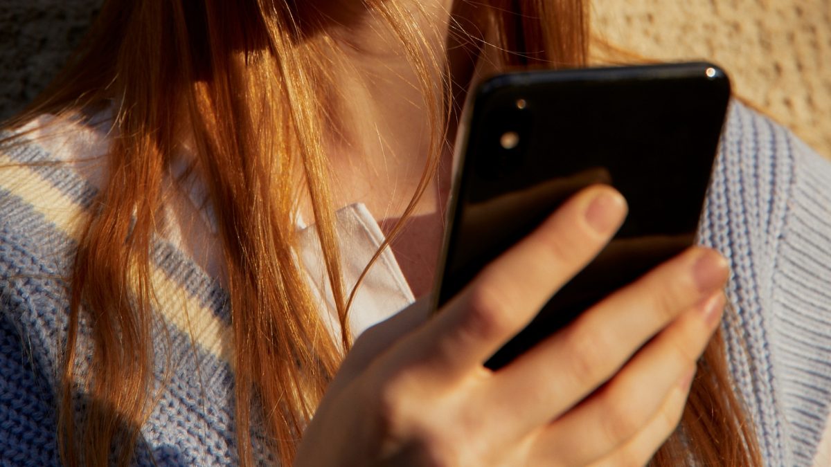 lähikuvassa älypuhelin naisen kädessä