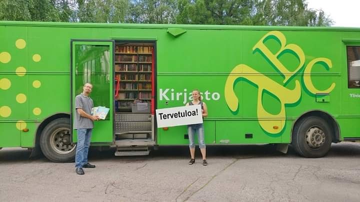 Pauli ja Teija kirjastoauto Tarinatoukan ovella