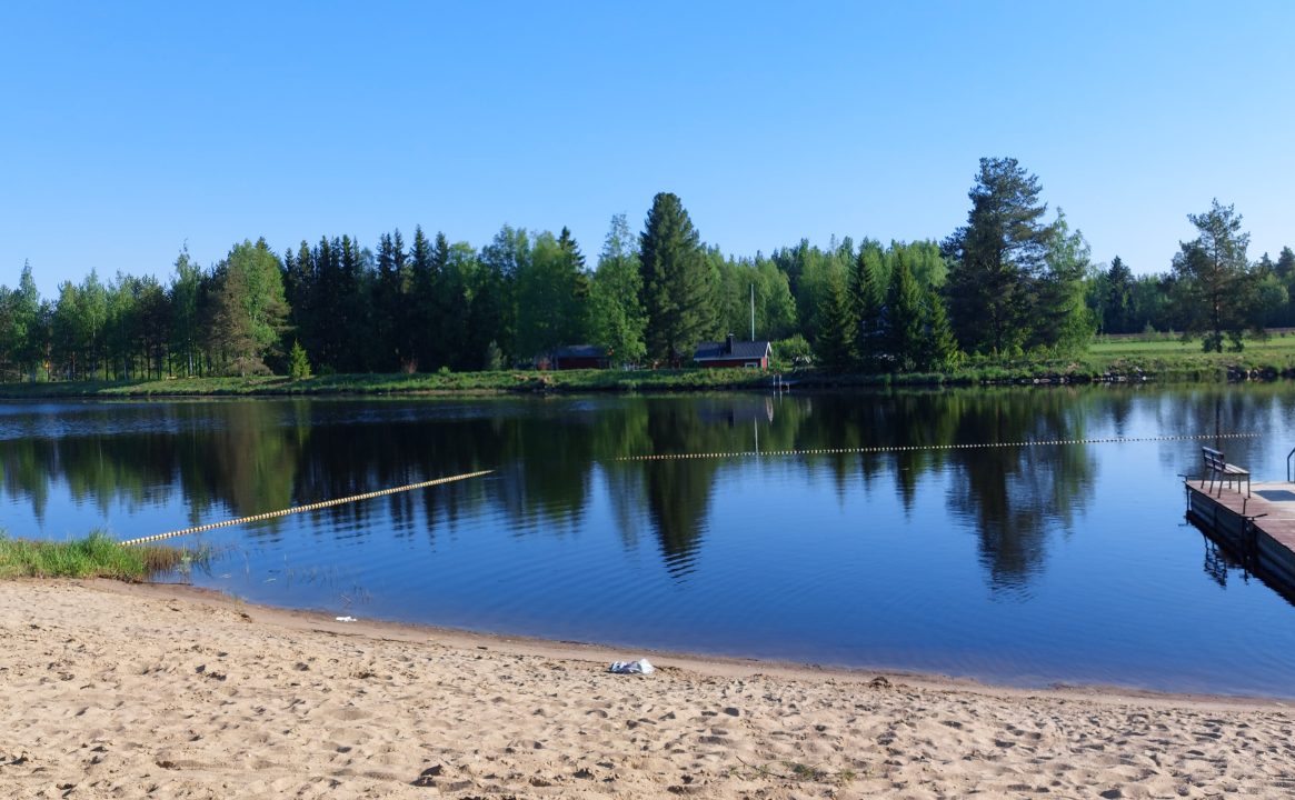 Näkymä Hamarin uimarannalta vastarannalle.