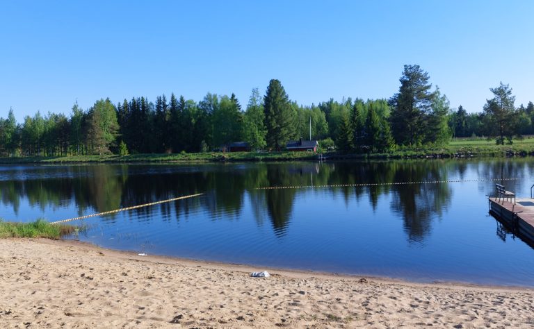 Näkymä Hamarin uimarannalta vastarannalle.