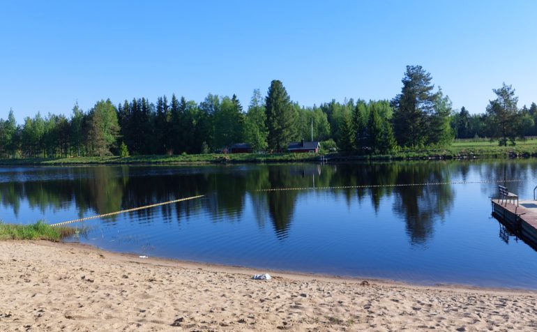 Näkymä Hamarin uimarannalta vastarannalle.
