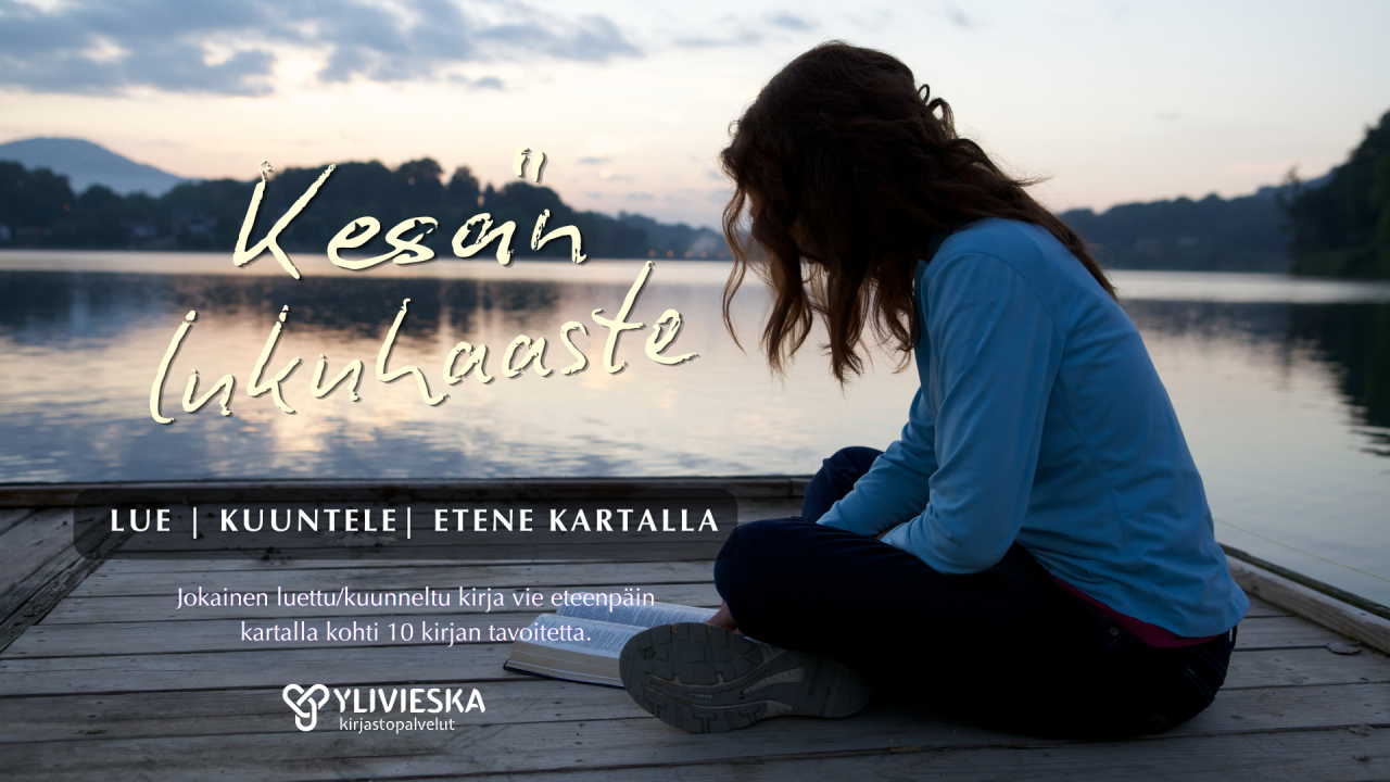 Nainen lukee kirjaa laiturilla