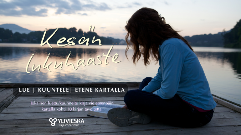 Nainen lukee kirjaa laiturilla
