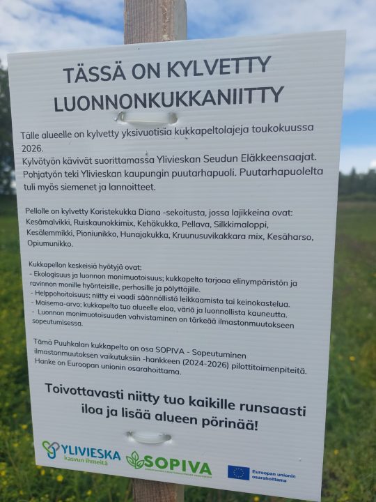 Kuvassa kyltti, joka kertoo kukkapellosta.