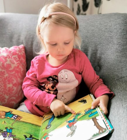 Lapsi lukee kuvakirjaa