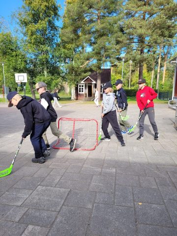 Koululaiset pelaavat sählyä.